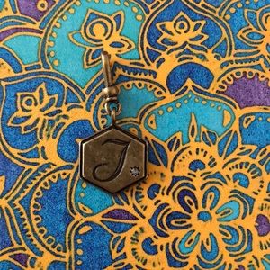 Tresors charm J Fits Pandora